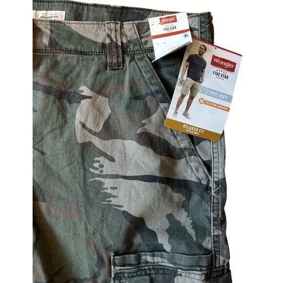 Wrangler Mens Five Star Relaxed Fit Epic Soft Cargo Shorts Camouflage 44 NWT - Picture 3 of 4